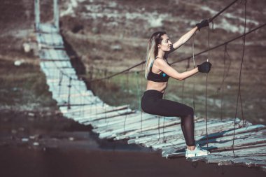 Çekici genç sportif kadın dışında çalışıyor. Çapraz uyum eğitimi. Kaslı kadın. Sportif mayo genç, zinde ve güzel kız. Spor, diyet, sağlık ve güzellik kavramı. Siyah spor iç çamaşırı genç kadın.