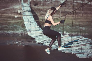 Çekici genç sportif kadın dışında çalışıyor. Çapraz uyum eğitimi. Kaslı kadın. Sportif mayo genç, zinde ve güzel kız. Spor, diyet, sağlık ve güzellik kavramı. Siyah spor iç çamaşırı genç kadın.