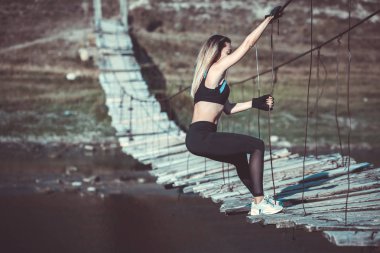 Çekici genç sportif kadın dışında çalışıyor. Çapraz uyum eğitimi. Kaslı kadın. Sportif mayo genç, zinde ve güzel kız. Spor, diyet, sağlık ve güzellik kavramı. Siyah spor iç çamaşırı genç kadın.