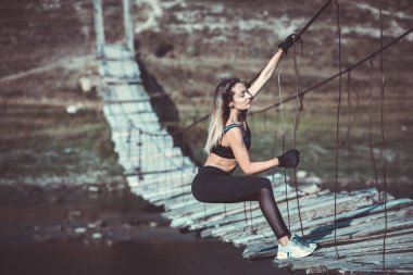 Çekici genç sportif kadın dışında çalışıyor. Çapraz uyum eğitimi. Kaslı kadın. Sportif mayo genç, zinde ve güzel kız. Spor, diyet, sağlık ve güzellik kavramı. Siyah spor iç çamaşırı genç kadın.