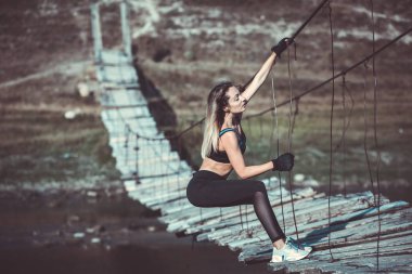 Çekici genç sportif kadın dışında çalışıyor. Çapraz uyum eğitimi. Kaslı kadın. Sportif mayo genç, zinde ve güzel kız. Spor, diyet, sağlık ve güzellik kavramı. Siyah spor iç çamaşırı genç kadın.