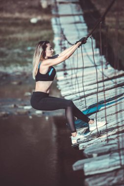 Genç güzel sportif kız. Kız egzersiz uyguluyor. Açık hava sporu. Güzel güçlü seksi atletik kafkas fitness kadın. Kadın fitness açık hava konsepti