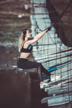 Genç güzel sportif kız. Kız egzersiz uyguluyor. Açık hava sporu. Güzel güçlü seksi atletik kafkas fitness kadın. Kadın fitness açık hava konsepti