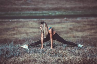 Genç güzel sportif kız. Kız egzersiz uyguluyor. Açık hava sporu. Güzel güçlü seksi atletik kafkas fitness kadın. Kadın fitness açık hava konsepti