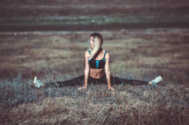 Genç güzel sportif kız. Kız egzersiz uyguluyor. Açık hava sporu. Güzel güçlü seksi atletik kafkas fitness kadın. Kadın fitness açık hava konsepti