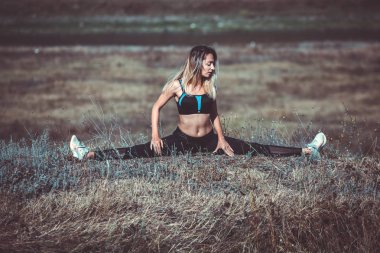 Genç güzel sportif kız. Kız egzersiz uyguluyor. Açık hava sporu. Güzel güçlü seksi atletik kafkas fitness kadın. Kadın fitness açık hava konsepti