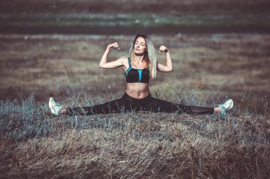Genç güzel sportif kız. Kız egzersiz uyguluyor. Açık hava sporu. Güzel güçlü seksi atletik kafkas fitness kadın. Kadın fitness açık hava konsepti