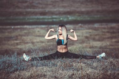 Genç güzel sportif kız. Kız egzersiz uyguluyor. Açık hava sporu. Güzel güçlü seksi atletik kafkas fitness kadın. Kadın fitness açık hava konsepti