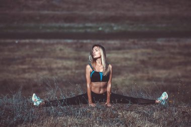 Genç güzel sportif kız. Kız egzersiz uyguluyor. Açık hava sporu. Güzel güçlü seksi atletik kafkas fitness kadın. Kadın fitness açık hava konsepti