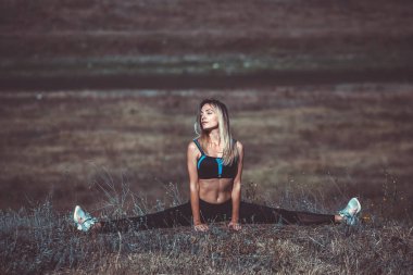 Genç güzel sportif kız. Kız egzersiz uyguluyor. Açık hava sporu. Güzel güçlü seksi atletik kafkas fitness kadın. Kadın fitness açık hava konsepti