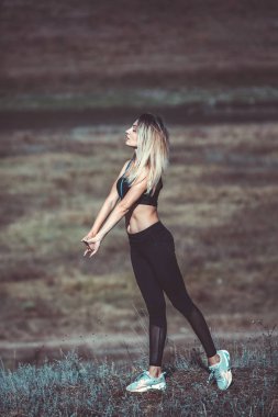 Çekici genç sportif kadın dışında çalışıyor. Çapraz uyum eğitimi. Kaslı kadın. Sportif mayo genç, zinde ve güzel kız. Spor, diyet, sağlık ve güzellik kavramı. Siyah spor iç çamaşırı genç kadın.