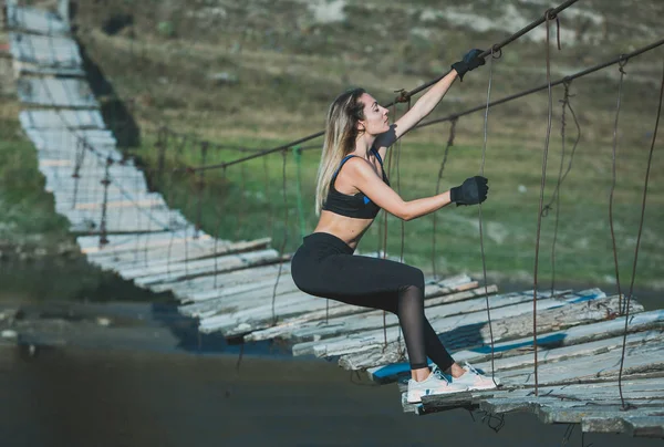 Atractiva Joven Deportista Está Trabajando Fuera Entrenamiento Cruzado Mujer Musculosa —  Fotos de Stock