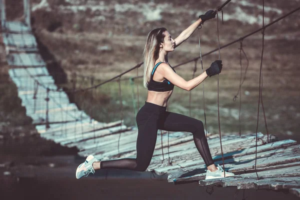 Çekici genç sportif kadın dışında çalışıyor. Çapraz uyum eğitimi. Kaslı kadın. Sportif mayo genç, zinde ve güzel kız. Spor, diyet, sağlık ve güzellik kavramı. Siyah spor iç çamaşırı genç kadın.