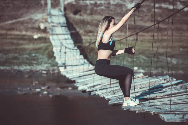 Aantrekkelijke Jonge Sportieve Vrouw Werkt Buiten Cross Fit Training Gespierde — Stockfoto