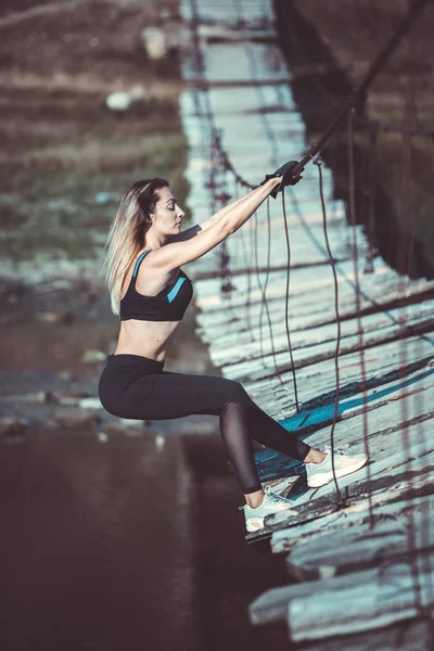 Genç Güzel Sportif Kız Kız Egzersiz Uyguluyor Açık Hava Sporu — Stok fotoğraf