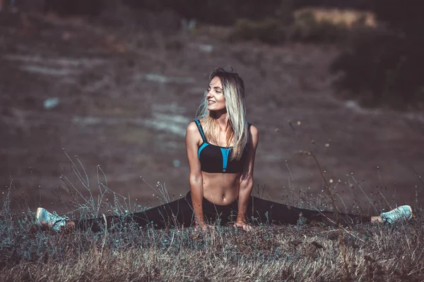 Çekici genç sportif kadın dışında çalışıyor. Çapraz uyum eğitimi. Kaslı kadın. Sportif mayo genç, zinde ve güzel kız. Spor, diyet, sağlık ve güzellik kavramı. Siyah spor iç çamaşırı genç kadın.