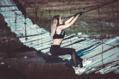 Çekici genç sportif kadın dışında çalışıyor. Çapraz uyum eğitimi. Kaslı kadın. Sportif mayo genç, zinde ve güzel kız. Spor, diyet, sağlık ve güzellik kavramı. Siyah spor iç çamaşırı genç kadın.