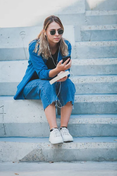 Portré Egy Boldog Lány Zenét Hallgat Sorban Fejhallgató Egy Okostelefon — Stock Fotó