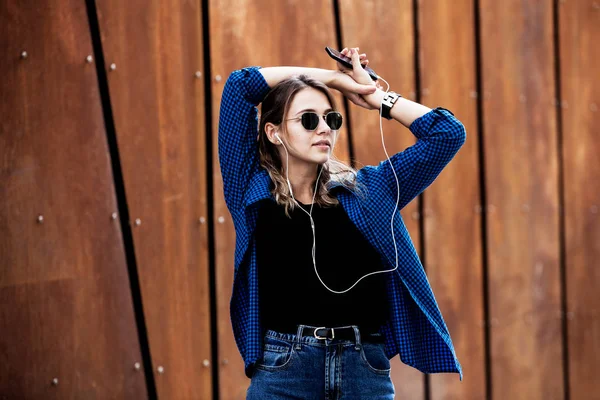 Retrato Una Chica Feliz Escuchando Música Línea Con Auriculares Desde — Foto de Stock
