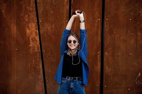 Retrato Una Chica Feliz Escuchando Música Línea Con Auriculares Desde — Foto de Stock