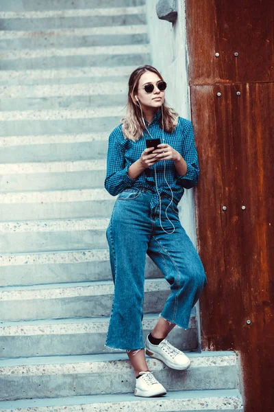 Jovencita Leyendo Libro Calle Hipster Femenino Disfrutando Literatura Aire Libre — Foto de Stock