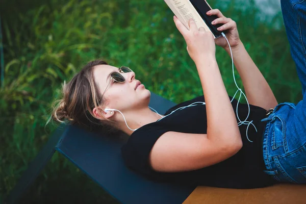 Jovencita Leyendo Libro Calle Hipster Femenino Disfrutando Literatura Aire Libre —  Fotos de Stock