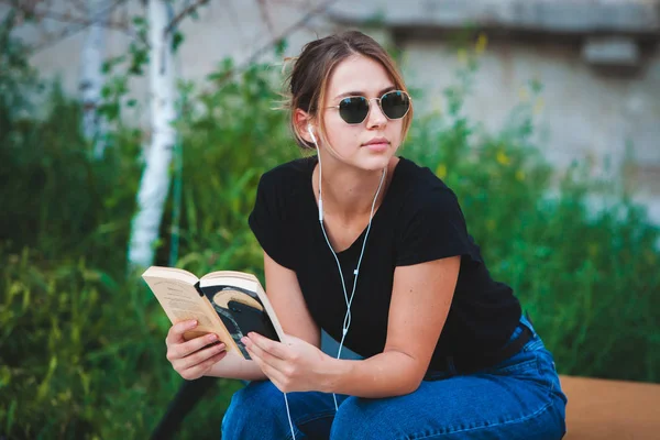 Rapariga Ler Livro Rua Hipster Feminino Desfrutando Literatura Livre Sorrindo — Fotografia de Stock