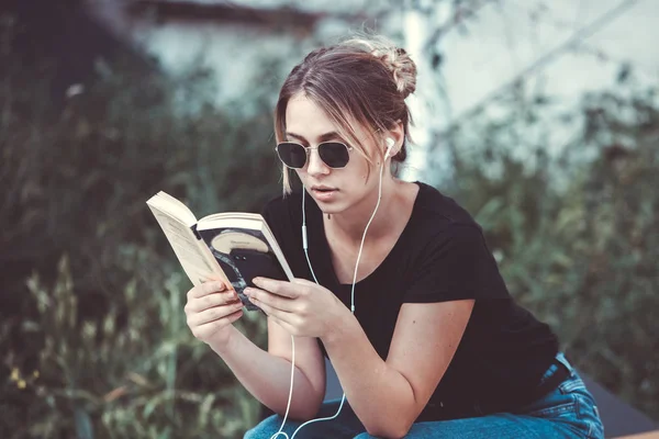 Rapariga Ler Livro Rua Hipster Feminino Desfrutando Literatura Livre Sorrindo — Fotografia de Stock