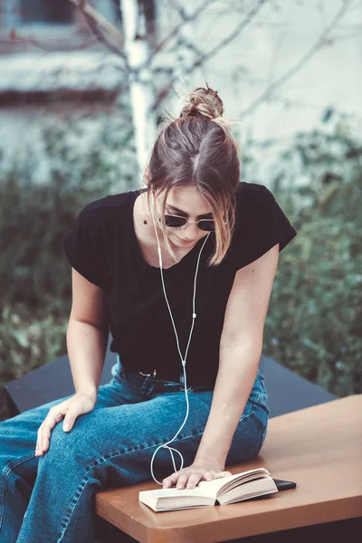 Rapariga Ler Livro Rua Hipster Feminino Desfrutando Literatura Livre Sorrindo — Fotografia de Stock