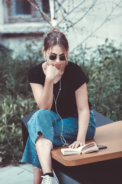 Junges Mädchen Liest Auf Der Straße Ein Buch Hipster Genießen — Stockfoto