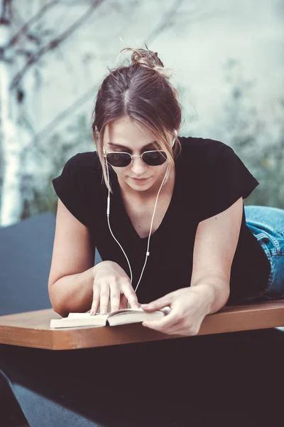 Rapariga Ler Livro Rua Hipster Feminino Desfrutando Literatura Livre Sorrindo — Fotografia de Stock