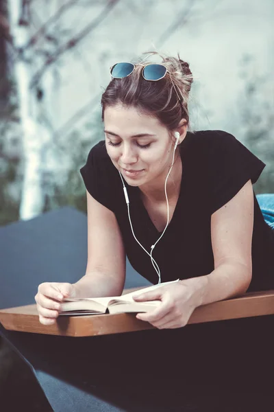 Mladá Dívka Čte Knihu Ulici Hipsterová Užívá Literatury Venku Usměvavá — Stock fotografie