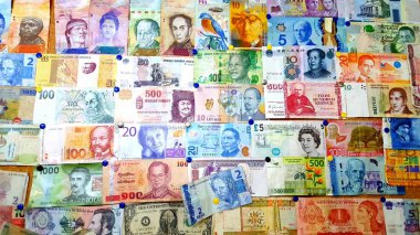 Chisinau, Moldova 2 Ekim 2019: Farklı ülkelerin para birimi. Arka plan olarak farklı ülkelerin renkli banknotları.