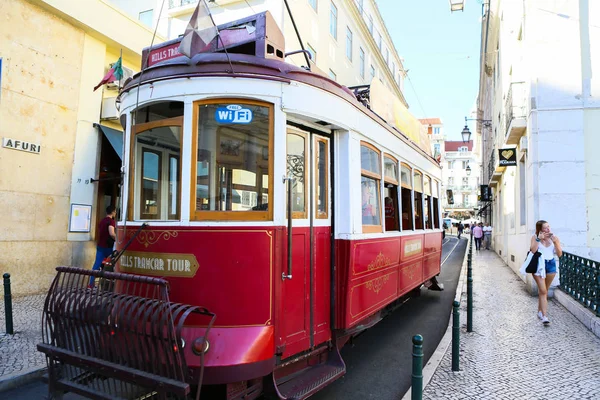 Lizbon, Portekiz - 02 Ekim 2019: parmaklıklı Lizbon Caddesi. Lizbon, Portekiz 'de Alfama bölgesinde dar bir sokak.
