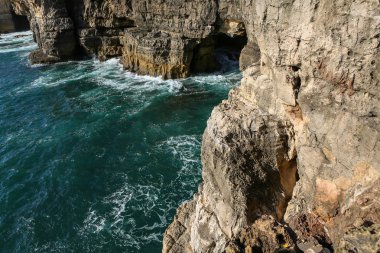 Cabo da roca, okyanus ve kayaların muhteşem manzarası. Portekiz. Atlantik Okyanusu.