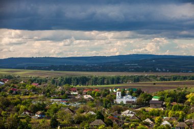 Moldova Cumhuriyeti 'nin güzel yaz manzarası. Yeşil manzara. Bahar doğası. Yeşil Çimenli ve Ağaçlı Park. Otlak arazisi ve yuvarlanan tepeler. kırsal manzara. 