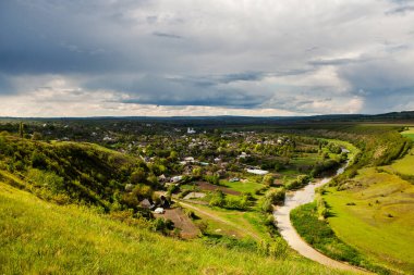 Moldova Cumhuriyeti 'nin güzel yaz manzarası. Yeşil manzara. Bahar doğası. Yeşil Çimenli ve Ağaçlı Park. Otlak arazisi ve yuvarlanan tepeler. kırsal manzara. 
