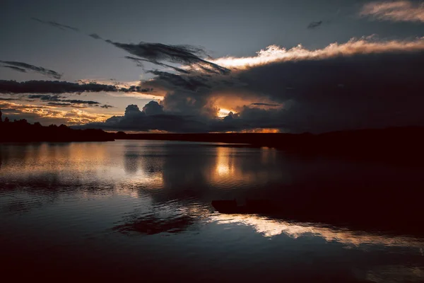 Hermosa Puesta Sol Lago Con Nubes Reflejos Agua — Foto de Stock