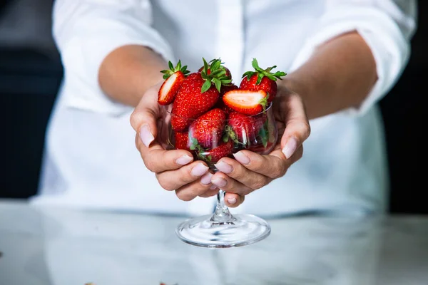 Close Morangos Nas Mãos Alguém Mãos Com Morangos Frutas Vermelhas — Fotografia de Stock