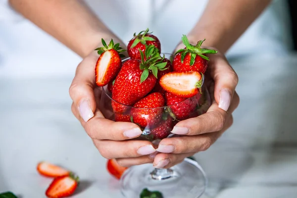 Een Close Van Aardbeien Iemands Handen Handen Met Aardbeien Rood — Stockfoto