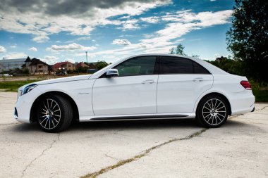 Chisinau, Moldova; Haziran 02, 2020. Moldova 'da Mercedes-Benz kulübü festivali. Mercedes-Benz E sınıfı W 212. AMG E 63. Editör fotoğrafı.