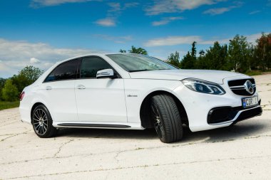 Chisinau, Moldova; Haziran 02, 2020. Moldova 'da Mercedes-Benz kulübü festivali. Mercedes-Benz E sınıfı W 212. AMG E 63. Editör fotoğrafı.