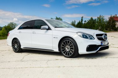 Chisinau, Moldova; Haziran 02, 2020. Moldova 'da Mercedes-Benz kulübü festivali. Mercedes-Benz E sınıfı W 212. AMG E 63. Editör fotoğrafı.