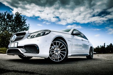 Chisinau, Moldova; Haziran 02, 2020. Moldova 'da Mercedes-Benz kulübü festivali. Mercedes-Benz E sınıfı W 212. AMG E 63. Editör fotoğrafı.