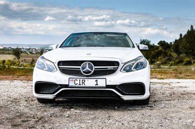 Chisinau, Moldova; Haziran 02, 2020. Moldova 'da Mercedes-Benz kulübü festivali. Mercedes-Benz E sınıfı W 212. AMG E 63. Editör fotoğrafı.