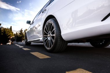 Chisinau, Moldova; Haziran 02, 2020. Moldova 'da Mercedes-Benz kulübü festivali. Mercedes-Benz E sınıfı W 212. AMG E 63. Editör fotoğrafı.