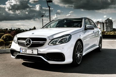 Chisinau, Moldova; Haziran 02, 2020. Moldova 'da Mercedes-Benz kulübü festivali. Mercedes-Benz E sınıfı W 212. AMG E 63. Editör fotoğrafı.