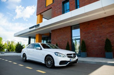 Chisinau, Moldova; Haziran 02, 2020. Moldova 'da Mercedes-Benz kulübü festivali. Mercedes-Benz E sınıfı W 212. AMG E 63. Editör fotoğrafı.