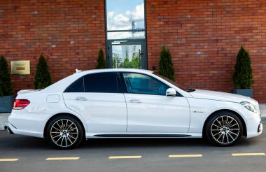 Chisinau, Moldova; Haziran 02, 2020. Moldova 'da Mercedes-Benz kulübü festivali. Mercedes-Benz E sınıfı W 212. AMG E 63. Editör fotoğrafı.