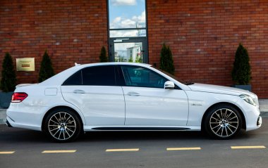 Chisinau, Moldova; Haziran 02, 2020. Moldova 'da Mercedes-Benz kulübü festivali. Mercedes-Benz E sınıfı W 212. AMG E 63. Editör fotoğrafı.